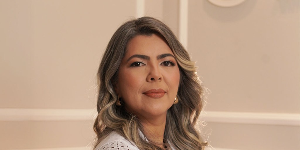 Dra. Suzy Cunha, coordenadora do curso de Fellowship em Ultrassonografia Ginecológica e Pesquisa de Endometriose, em um retrato profissional.