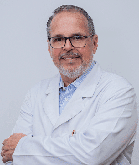 Dr. José Olímpio, em pose confiante.