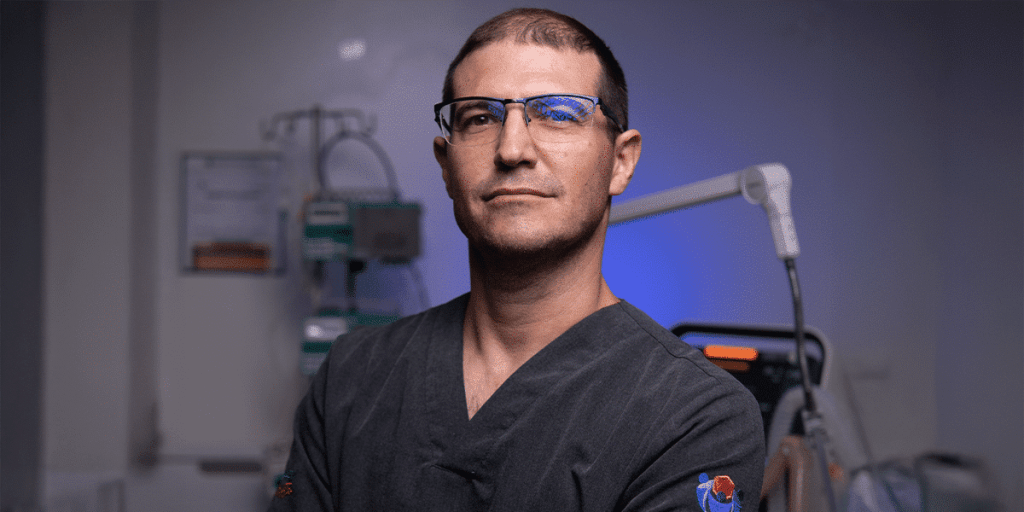 Dr. Érico de Lima Vale, em pose confiante.