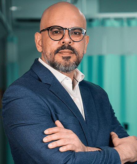 Dr, Luís Felipe Lisbôa, em pose confiante e fundo clínico.