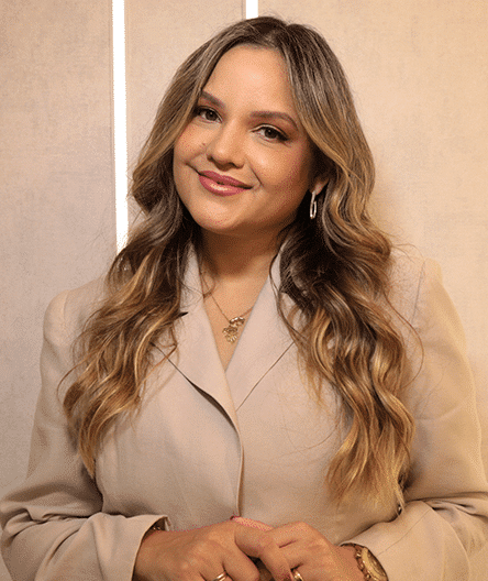 Dra. Viviane Boccanera, sorrindo, em fundo neutro.