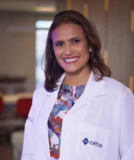 Dra. Patrícia Rosana de Souza Moura sorrindo, vestindo jaleco branco com o logotipo do Cetrus.