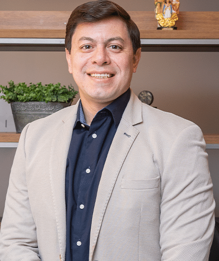 Dr. José Carlos Rossy Pardal, sorrindo em ambiente clínico.