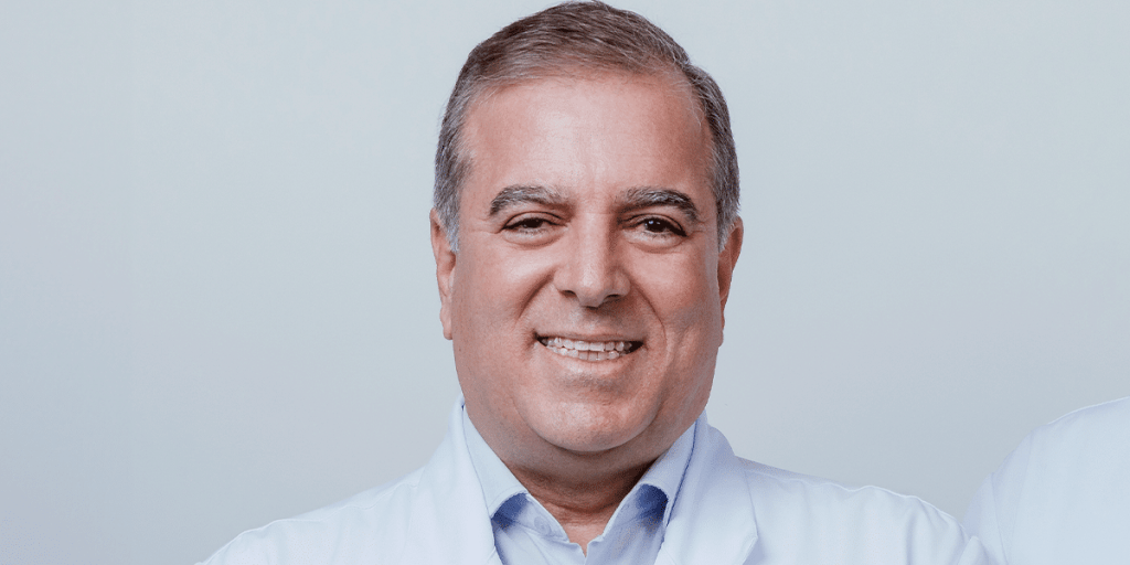 Dr. José Martins, professor do Fellowship Cetrus, sorrindo em fundo neutro.