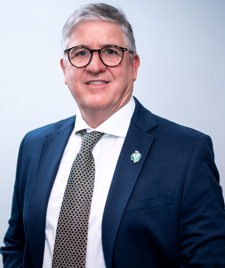 Dr. Kleber Cursino, professor do Fellowship Cetrus, em pose confiante.